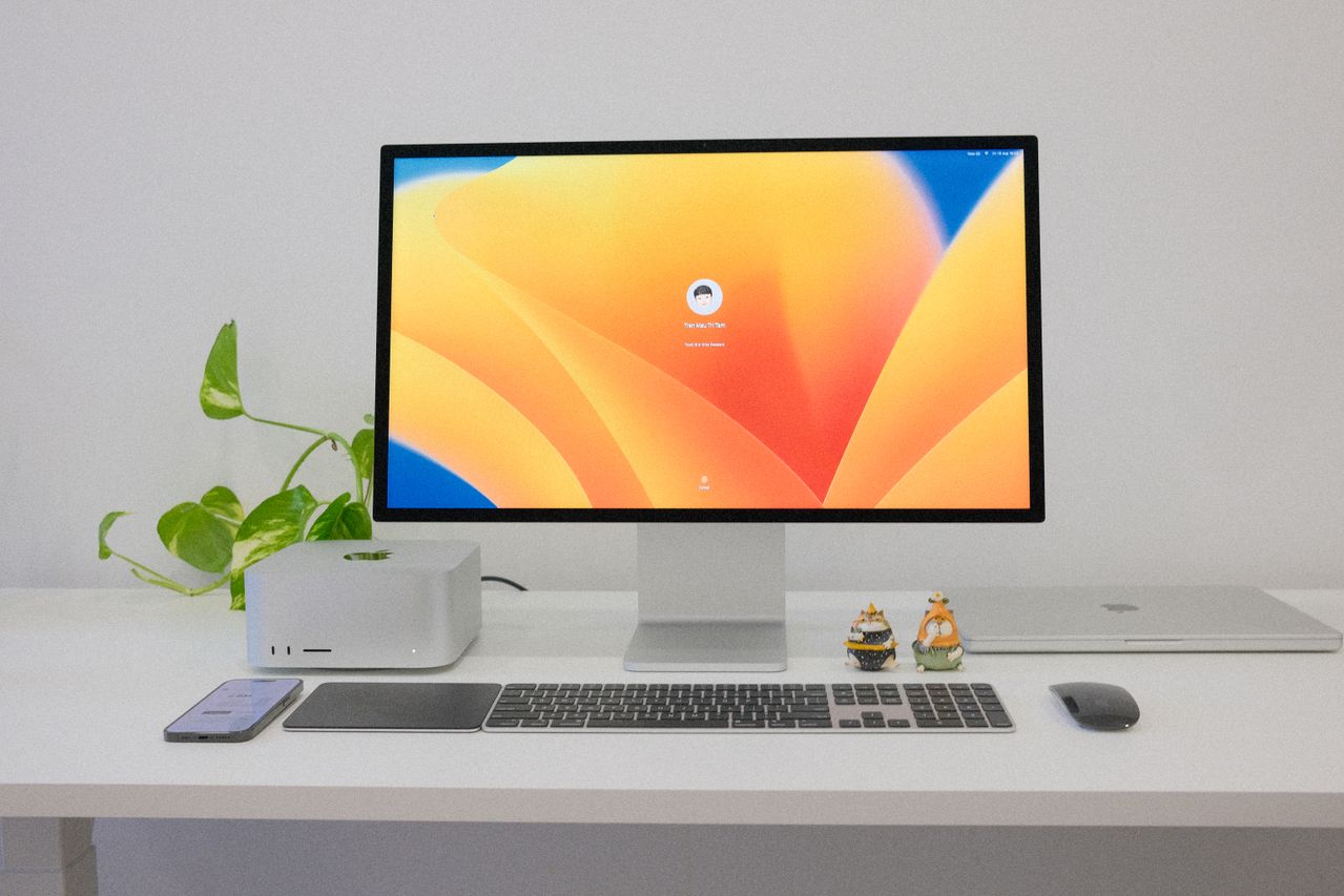 Minimalistischer Arbeitsplatz mit Monitor und Designhardware