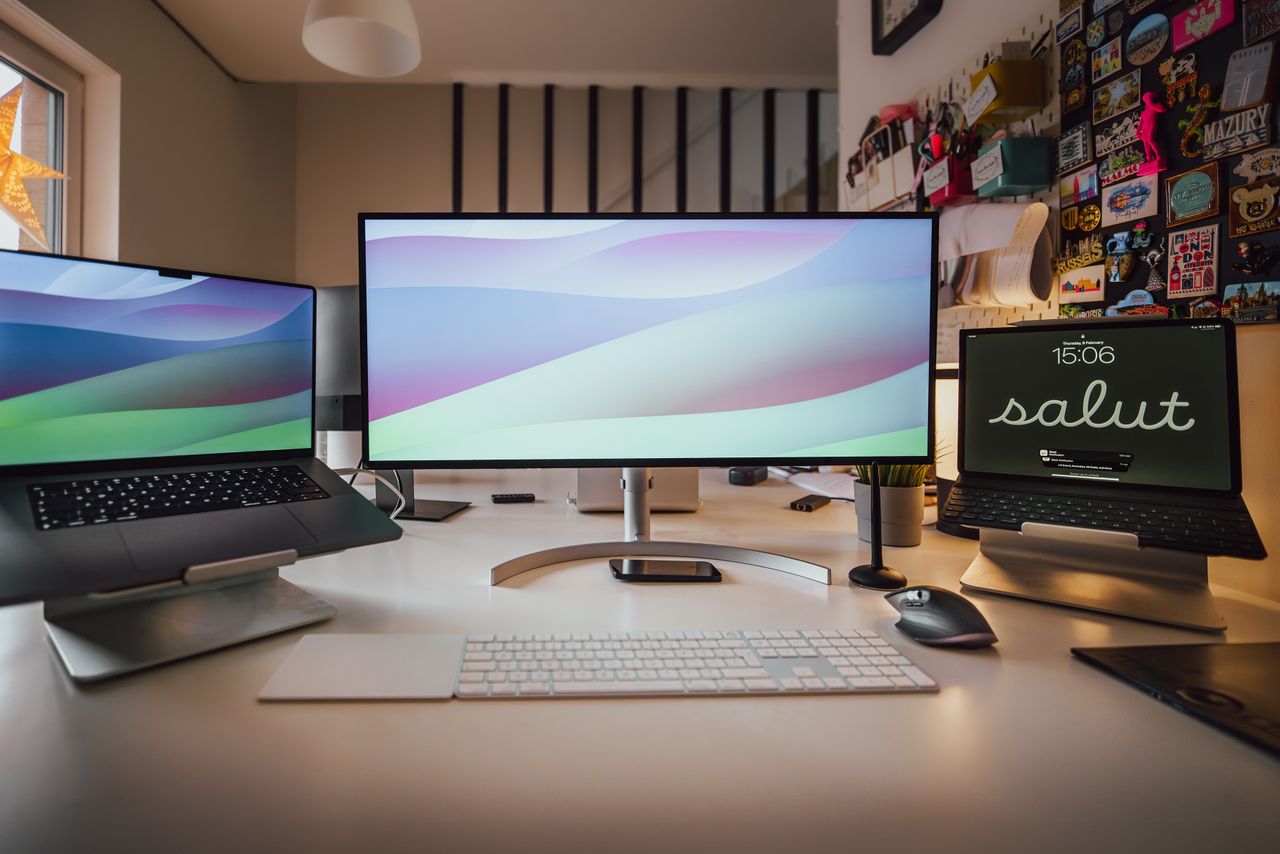 Studioatmosphäre mit Designteam am Arbeitsplatz
