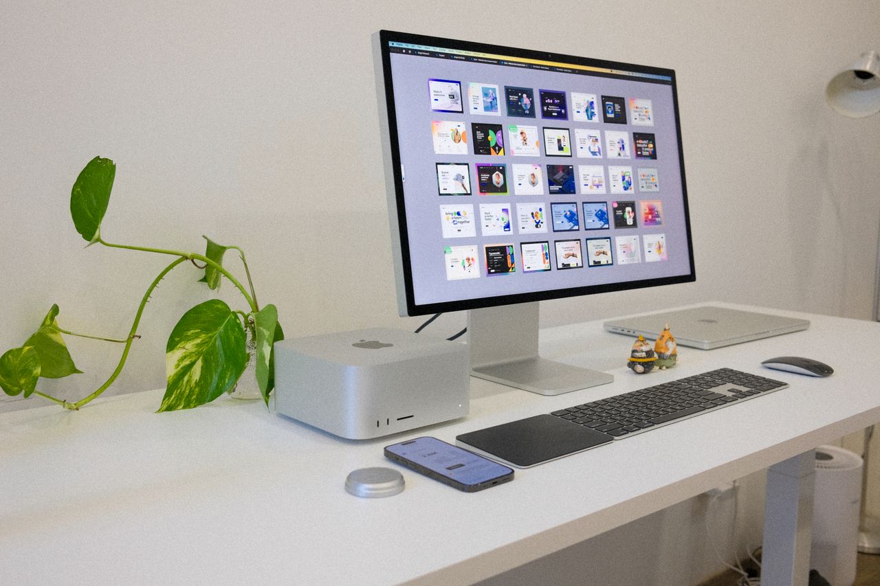 Kreativer Schreibtisch mit Tablet und Notizen