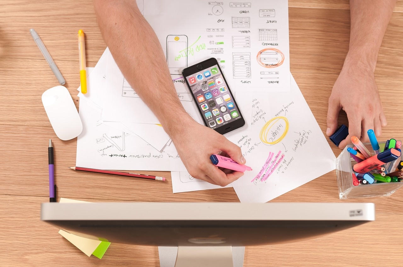 Webdesign-Mockup auf einem modernen Display