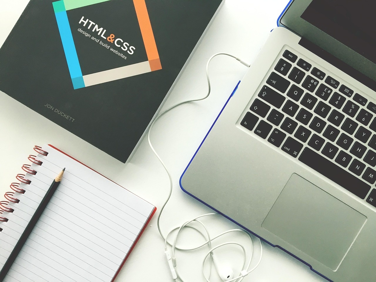 Designprozess mit Skizzen und digitalem Prototyp